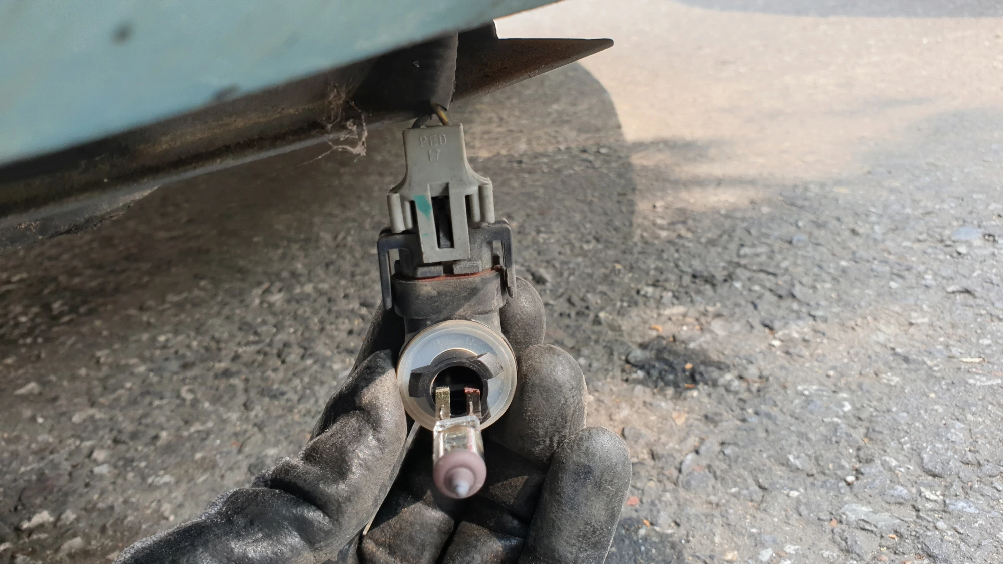 스파크 안개등 전구 소켓에 끼운 모습