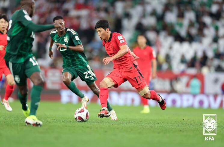 드리블로 달려가는 황희찬 선수