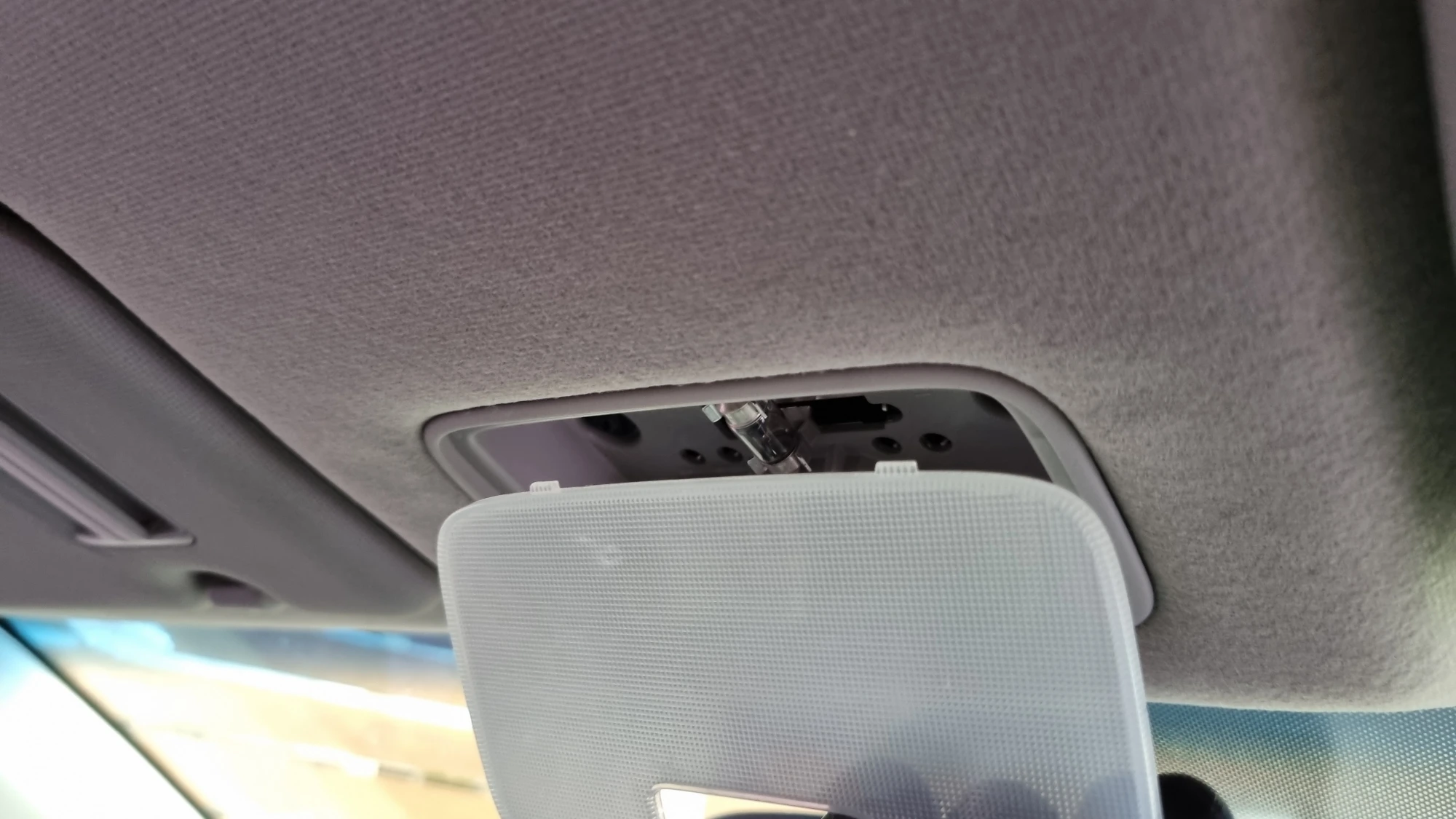 실내등 커버 끼우는 방향