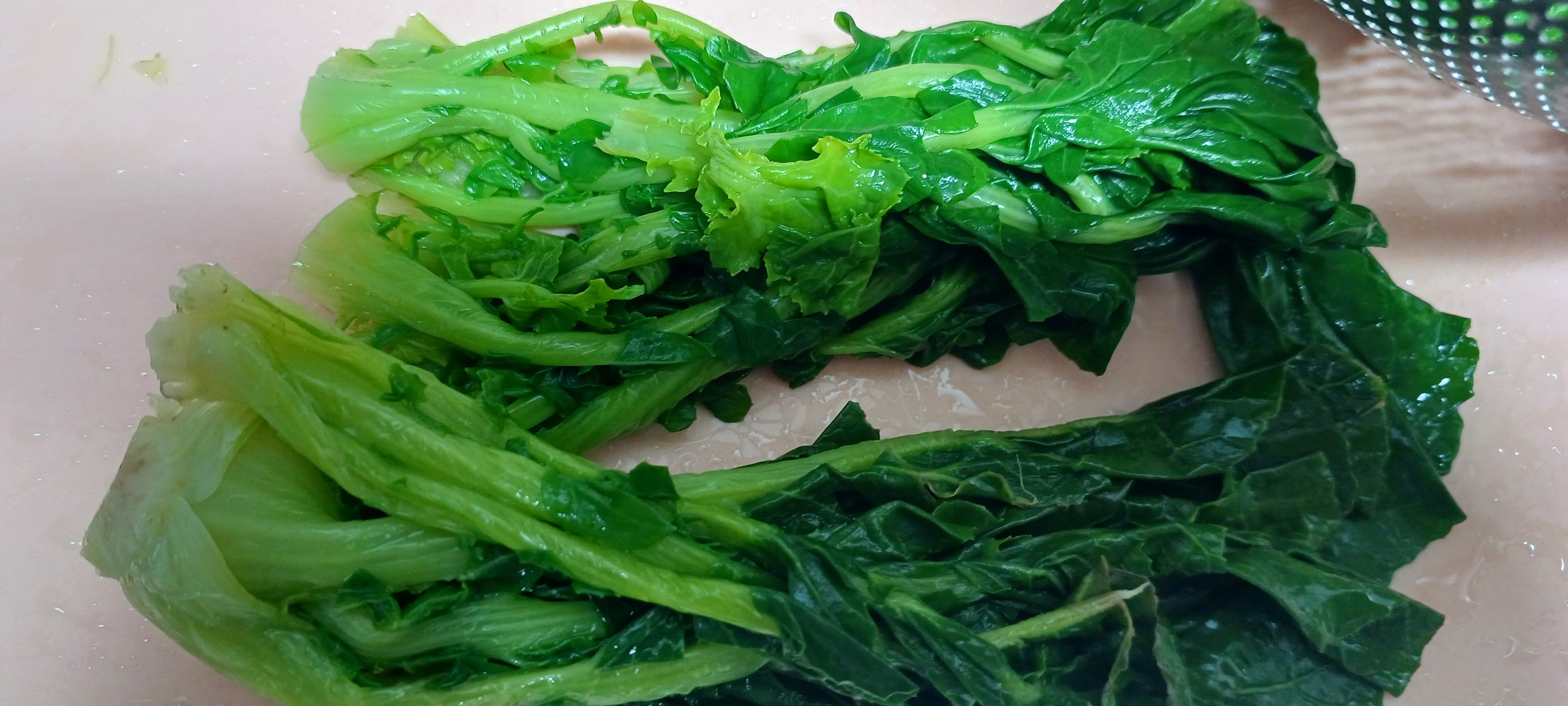 데친 겨울초 자르기