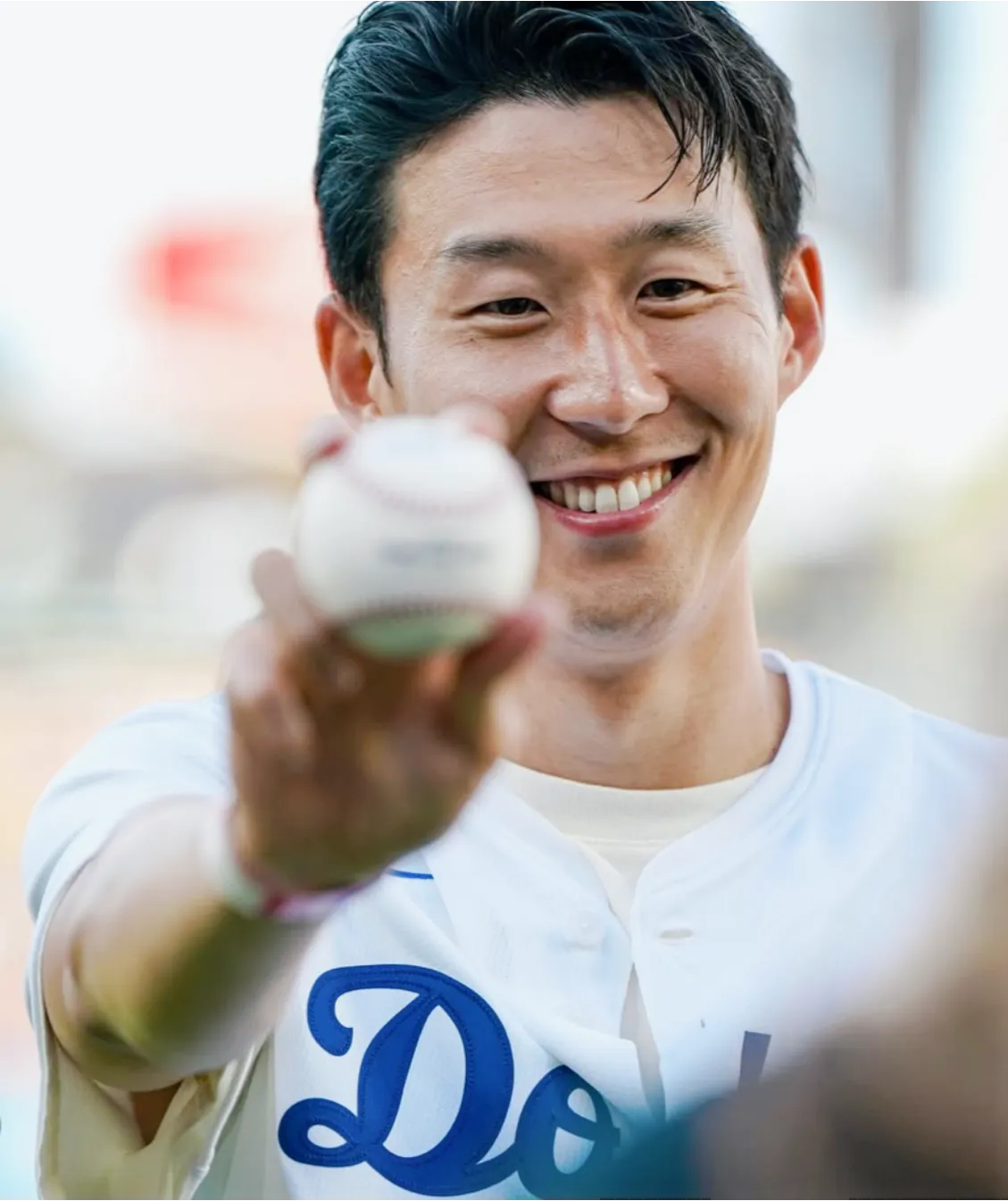 손흥민 시구, 뷔 시구, MLB 시구, 메이저리그 시구, 손흥민 MLB, 뷔 MLB, 다저스타디움 시구, 양키스타디움 시구, MLB 시구 비교, 시구 레전드, MLB 역대 시구, 조지 부시 시구, 버락 오바마 시구, 50센트 시구, 시모네 바일스 시구, 유현진 배지현 시구, K스타 시구, 한류 스타 시구, MLB 팬 서비스, 뷔 손흥민 브로맨스, 뷔 팬 서비스, 손흥민 글로벌 인기, K팝 메이저리그 진출, 메이저리그 한류, MLB 문화 마케팅, 스포츠 퍼포먼스, 한국 연예인 시구, 손흥민 뷔 직캠, 시구 레전드 영상