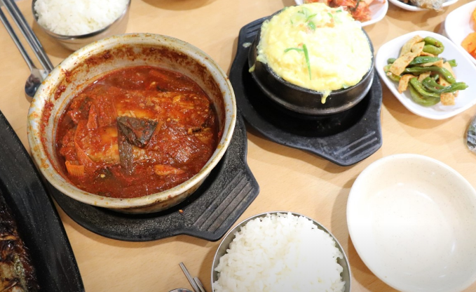 계란짐과 맛있어 보이는 갈치찜 그리고 흰쌀밥
