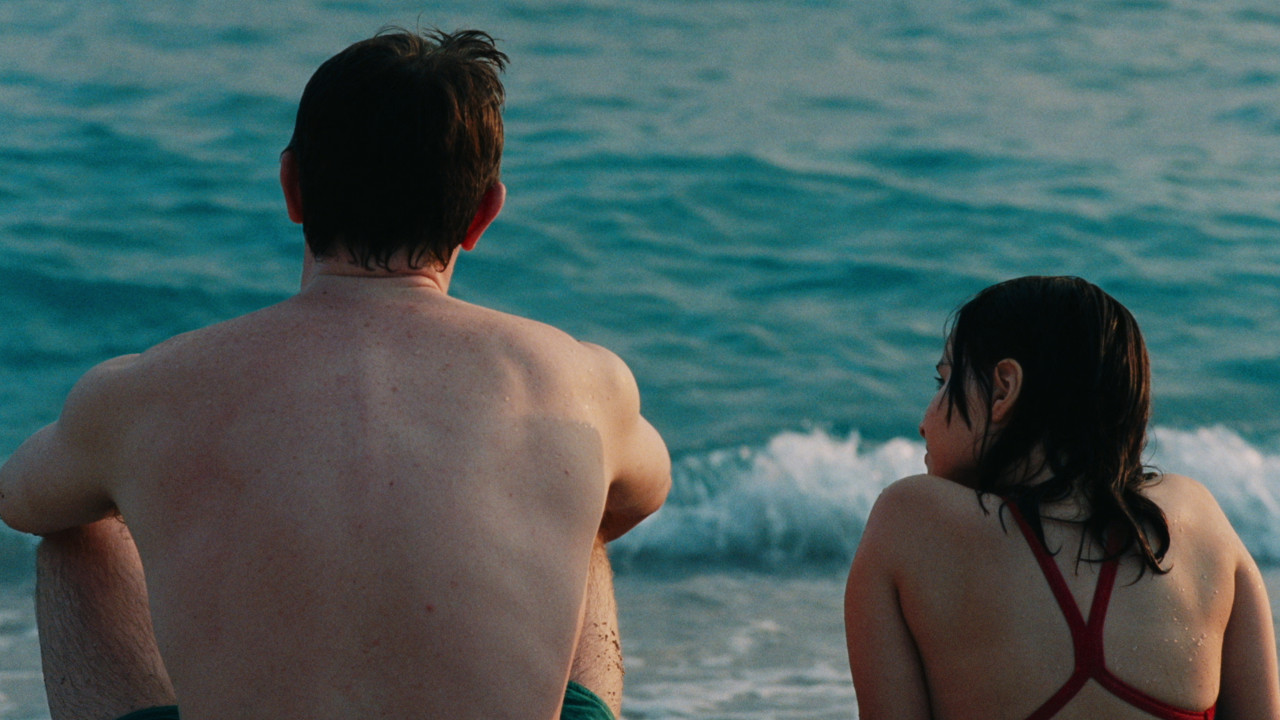 영화-애프터썬-스틸컷-해변의-아버지와-딸