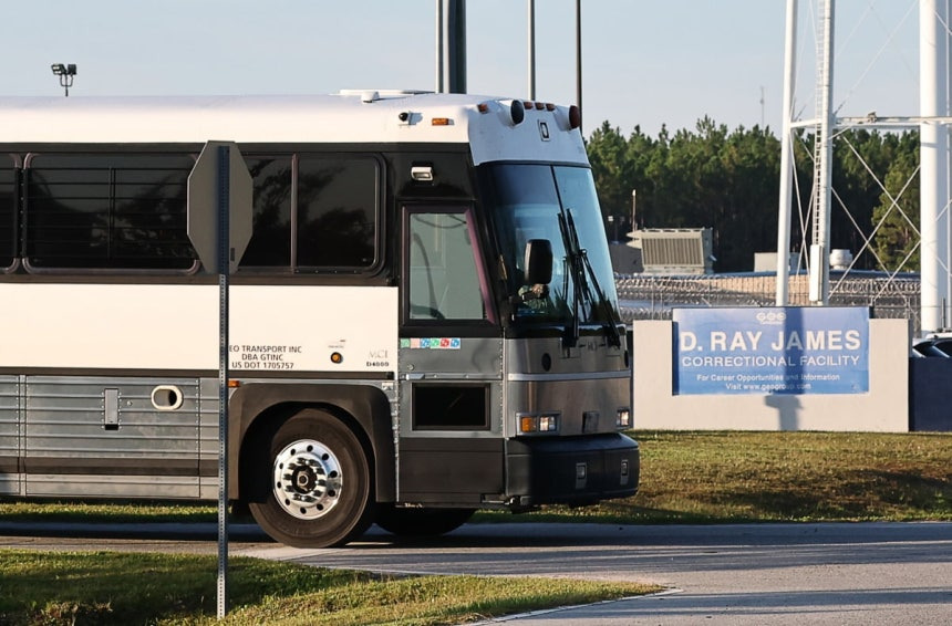 텅 빈 상태로 이동하는 구금시설 버스