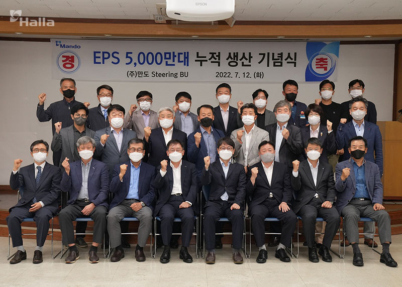 만도 조성현 사장, 배홍용 부사장, 조종용 원주시 부시장과 내외빈들이 기념촬영을 하고 있다