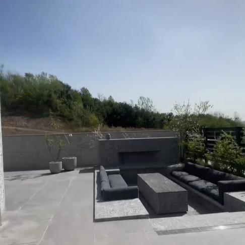 거실 앞&amp;#44; 밖에 있는 음접 공간.