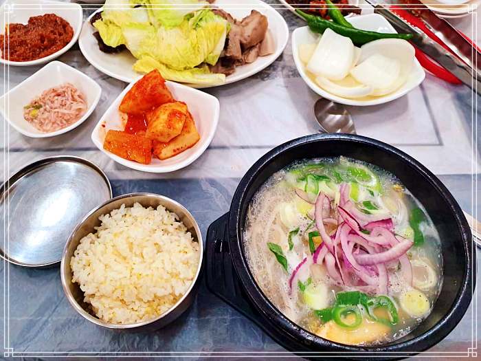 순천 웃장국밥거리 맛집 1+1 맛집, 9천원, 배춧잎 수육 한 접시 서비스, 순대국밥