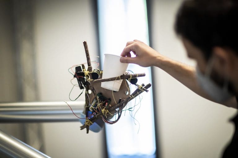 나뭇가지로 만든 스틱봇 VIDEO StickBot: A Robot Made of Sticks