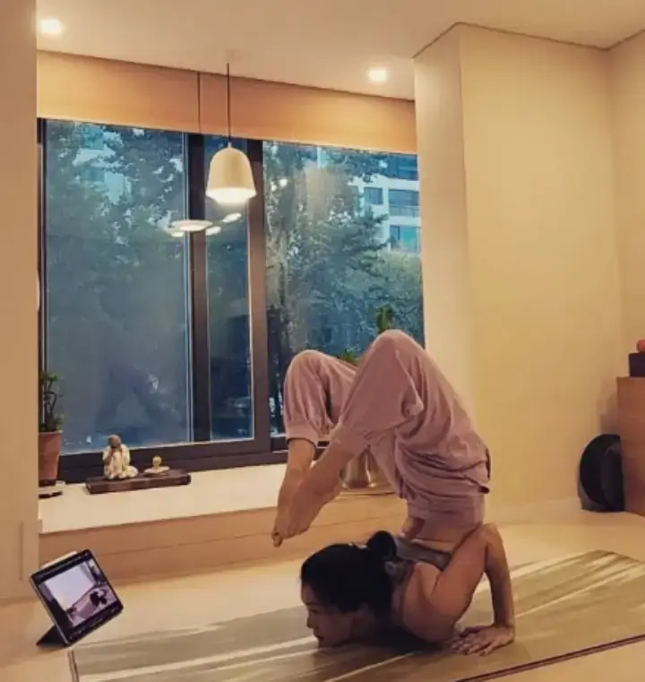 배우-김지호-요가하는-모습-사진