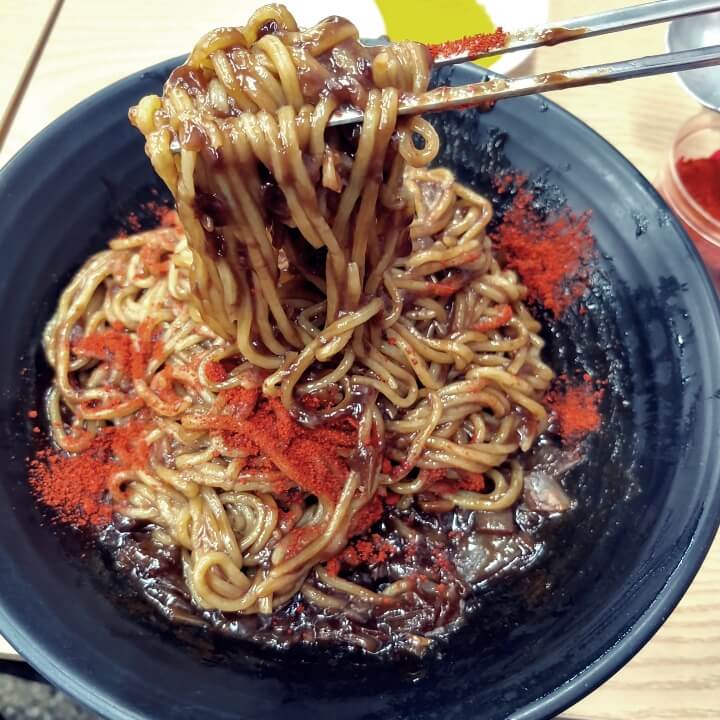 짜장면-고추가루-같이-먹기-위해-뿌린장면