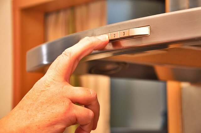 레인지후드를 켜고 있다