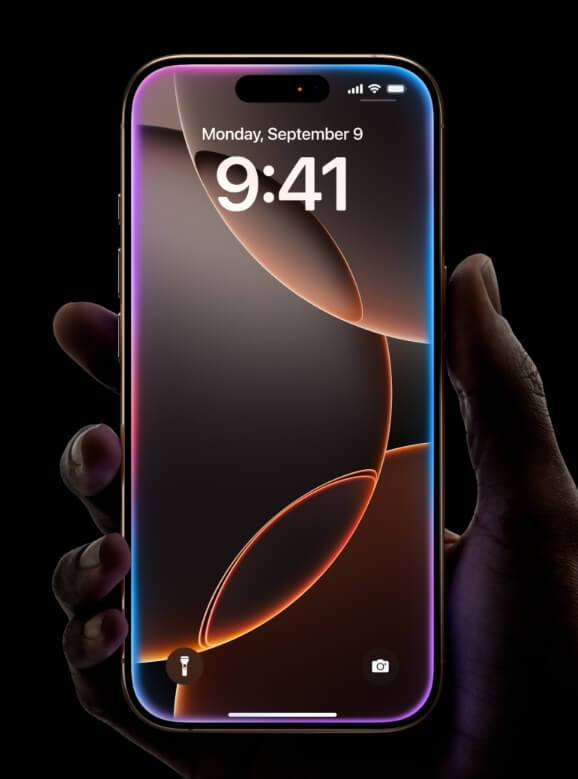 검은 배경에서 한 손에 들린 iPhone 17의 화려한 디스플레이, 화면에 표시된 시간과 날짜가 눈에 띕니다