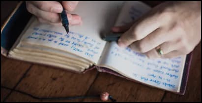 "손글씨로 일기를 쓰는 사람의 모습, 기다림과 새로운 시작을 담은 글쓰기 장면"