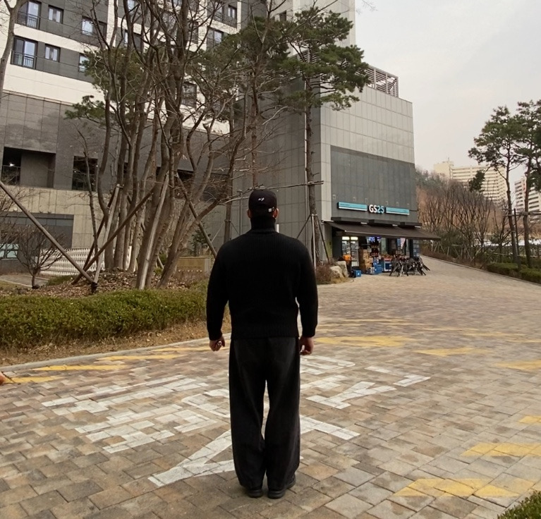 데일리룩('26.3.20.)에페 EEFE 빈티지 할리우드 스타 볼캡, 르마드 에어울 하이넥 사선 집업 니트 블랙 카디건, 무신사스탠다드 와이드 벌룬 팬츠, 아식스 조그 100 블랙