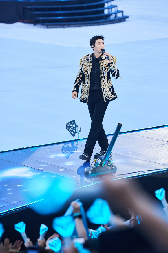 가수 임영웅이 26일 서울 상암 월드컵경기장에서 열린 2024 콘서트 ‘IM HERO - THE STADIUM'에서 무대를 펼치고 있다. [사진=물고기뮤직]