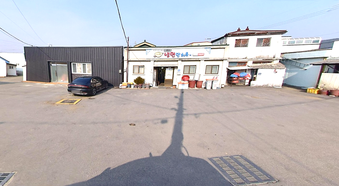 서산 냉면만허유 원조부석냉면 식당 앞 넓은 공터 주차장
