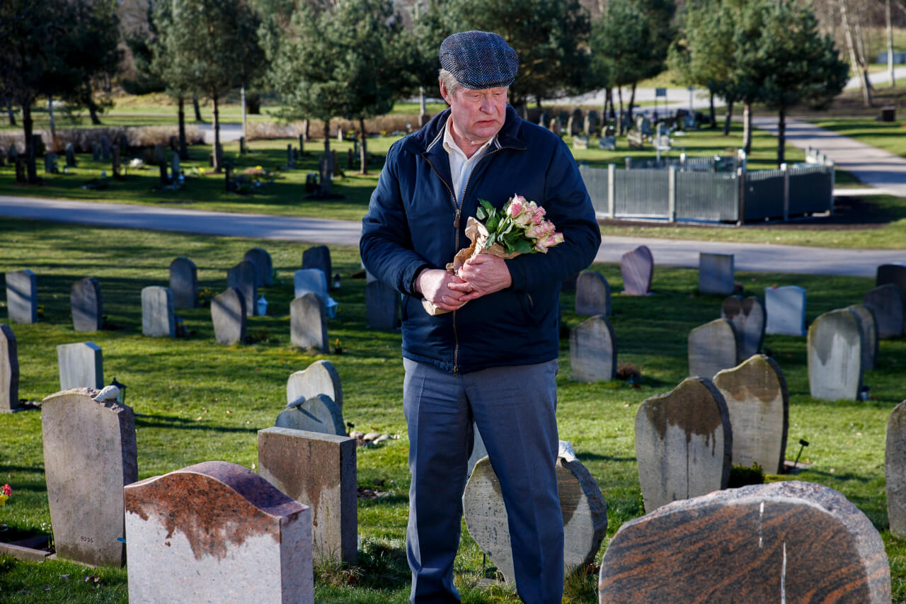 소냐의 묘에 꽃을 들고 찾아간 오베