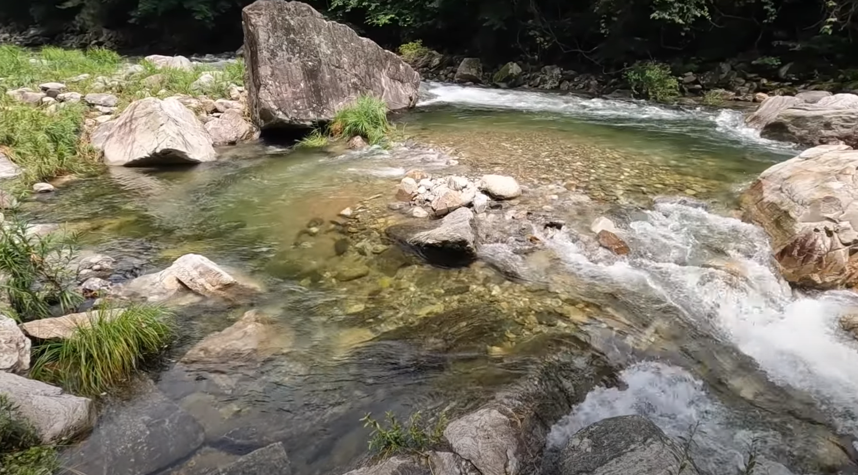 용추계곡: 웅장한 폭포와 깊은 연못의 매력