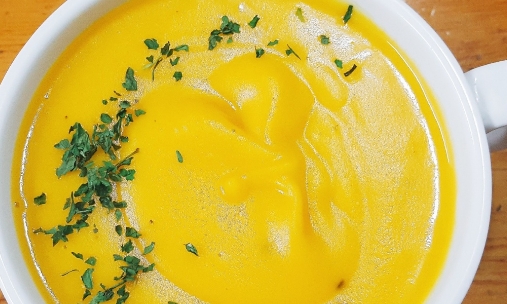 부드러운 크림과 함께 끓여낸 따뜻한 단호박 수프