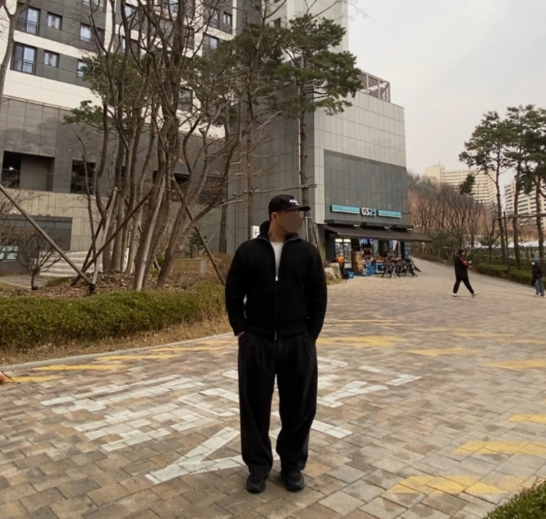 데일리룩('26.3.20.)에페 EEFE 빈티지 할리우드 스타 볼캡, 르마드 에어울 하이넥 사선 집업 니트 블랙 카디건, 무신사스탠다드 와이드 벌룬 팬츠, 아식스 조그 100 블랙