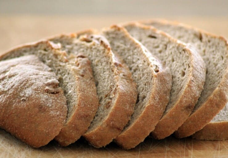 카무트로-만든-빵을-여러조각으로-자른-사진