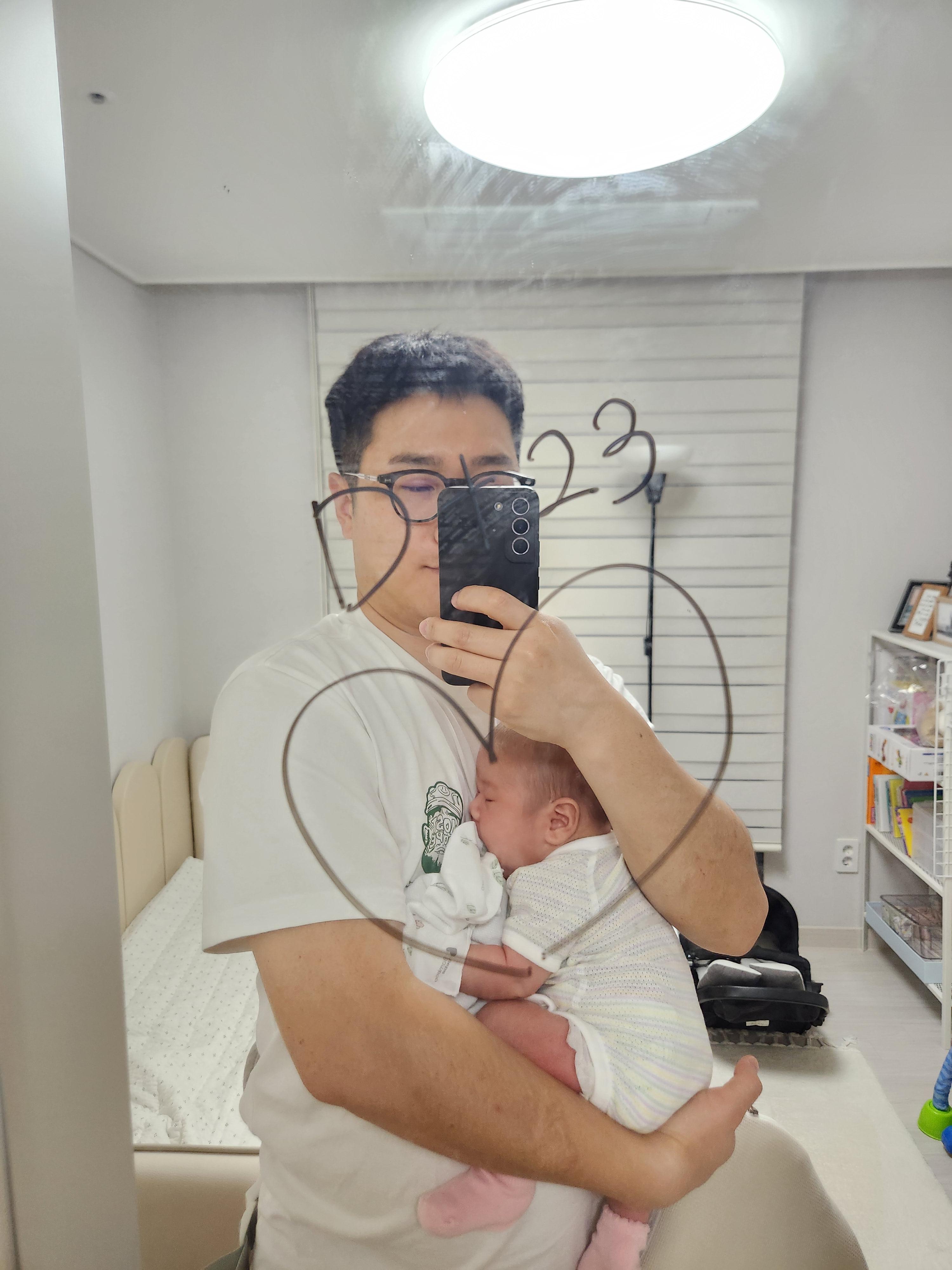 생후 3주차 아기와 거울 앞에서 셀카를 찍는 아빠