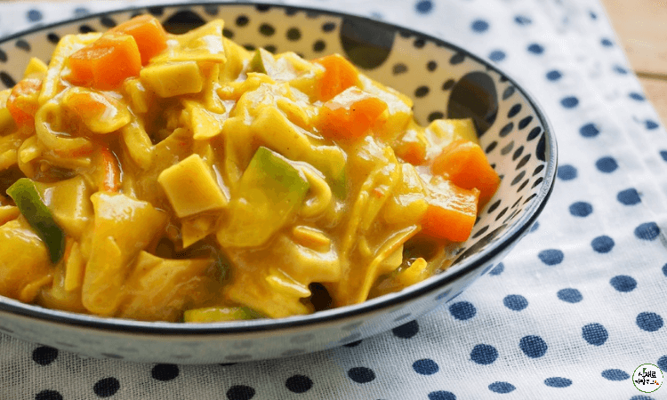 점무늬사기그릇에-카레가-담겨져있다