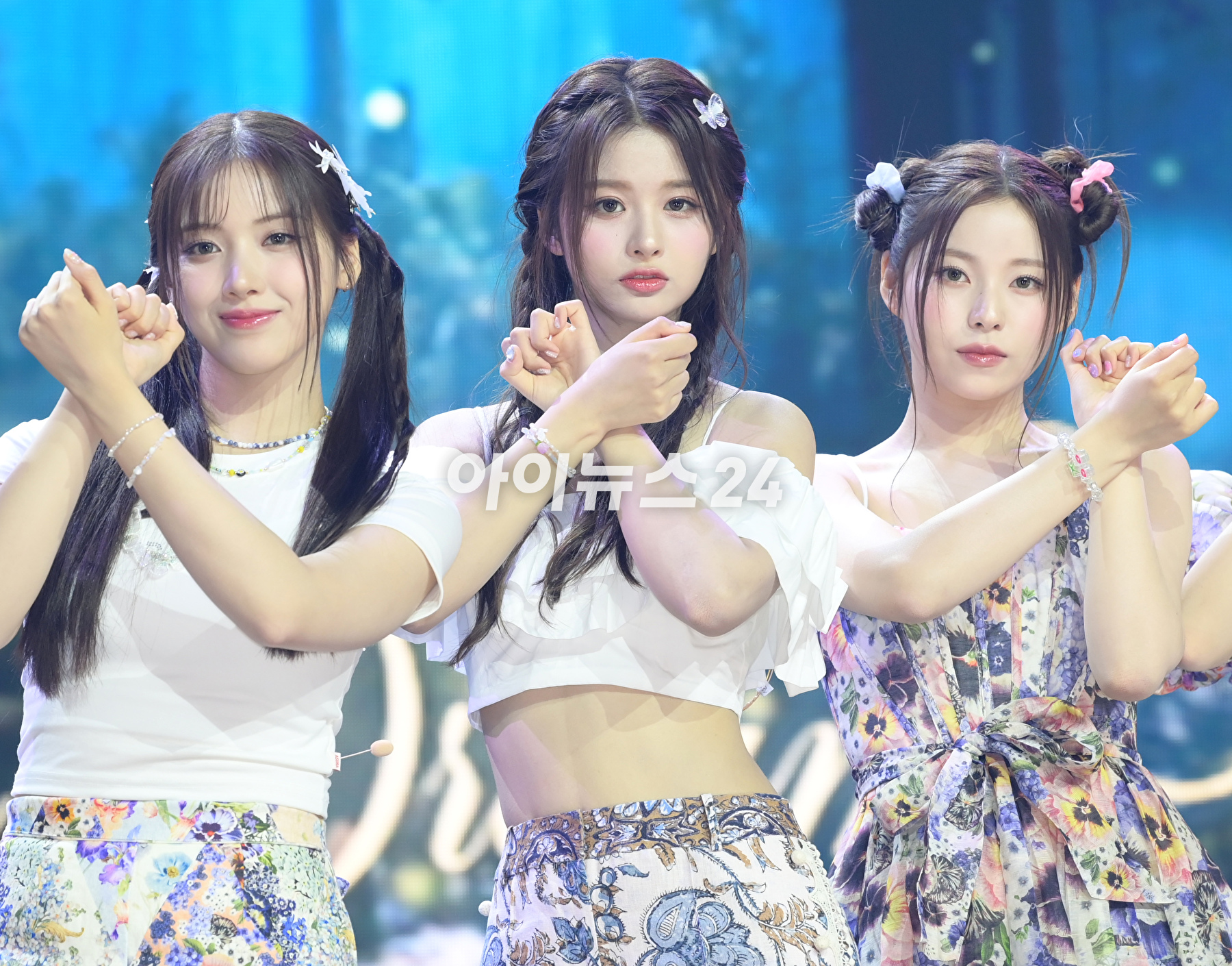 그룹 엔믹스가 11일 오후 서울 용산구 한남동 블루스퀘어에서 열린 엔믹스(NMIXX) 세 번째 싱글 앨범 '어 미드서머 엔믹스 드림'(A Midsummer NMIXX's Dream) 발매 기념 쇼케이스에 참석하고 있다. [사진=정소희 기자]