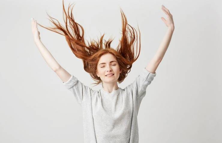 머리가 날리고있는 여자