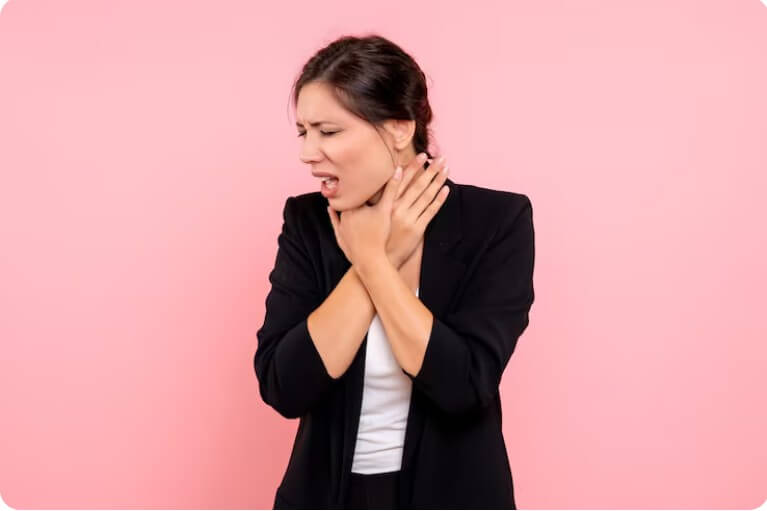 갑상선에 이상이 있어 병원에서 의사에게 잔료 중인 여성