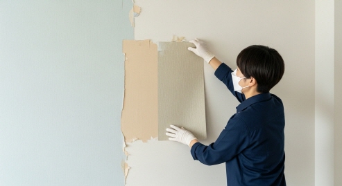 벽지를 교체하는 모습