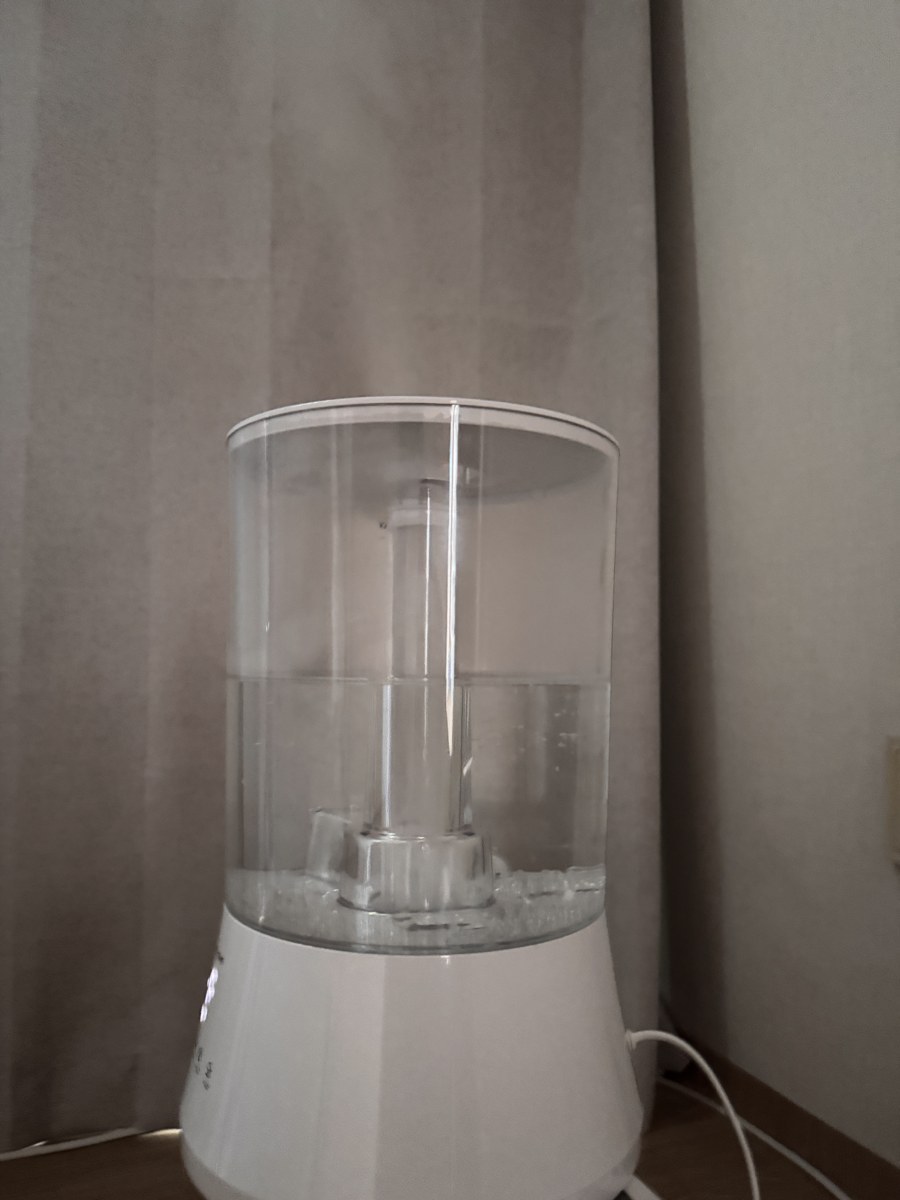 침실과 거실에 두고 쓴 가습기예요. 같은 제품 두 대를 번갈아 씻어가며 사용했어요.