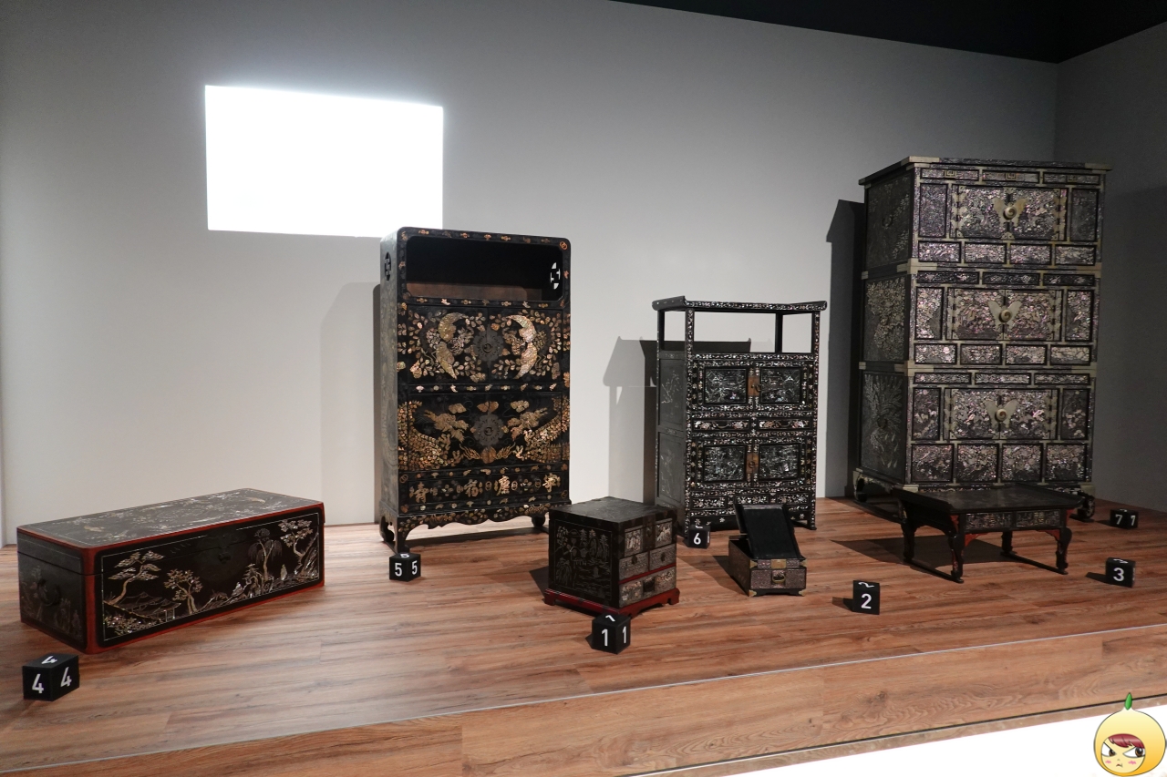 나전으로 장식한 목가구들