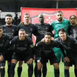 동료들과 단체사진을 찍고 있는 이강인