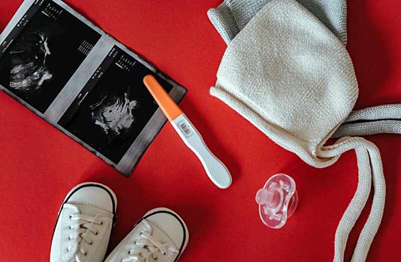 태아-초음파-사진과-임신-테스트기의-모습
