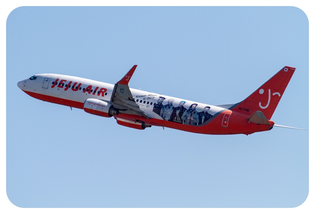 제주항공 보잉 B737-800 여객기가 하늘을 날고 있는 모습을 찍은 사진