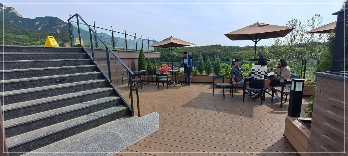 3층-파라솔-좌석들