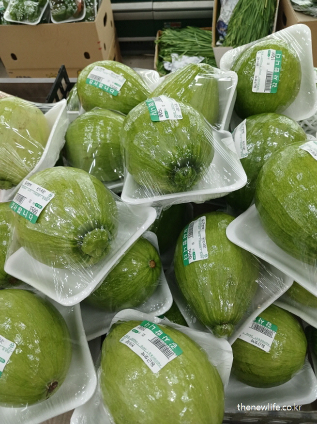 포장된 둥근 애호박 진열 모습-애호박 효능을 높이는 섭취 방법과 관련된 실물 사진 (2)