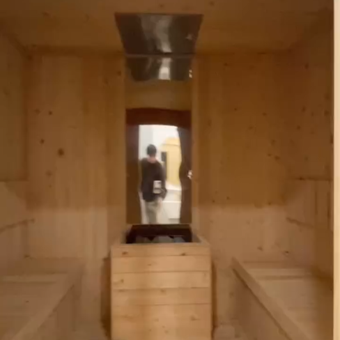 히노끼로 되어 있는 습식 사우나실.