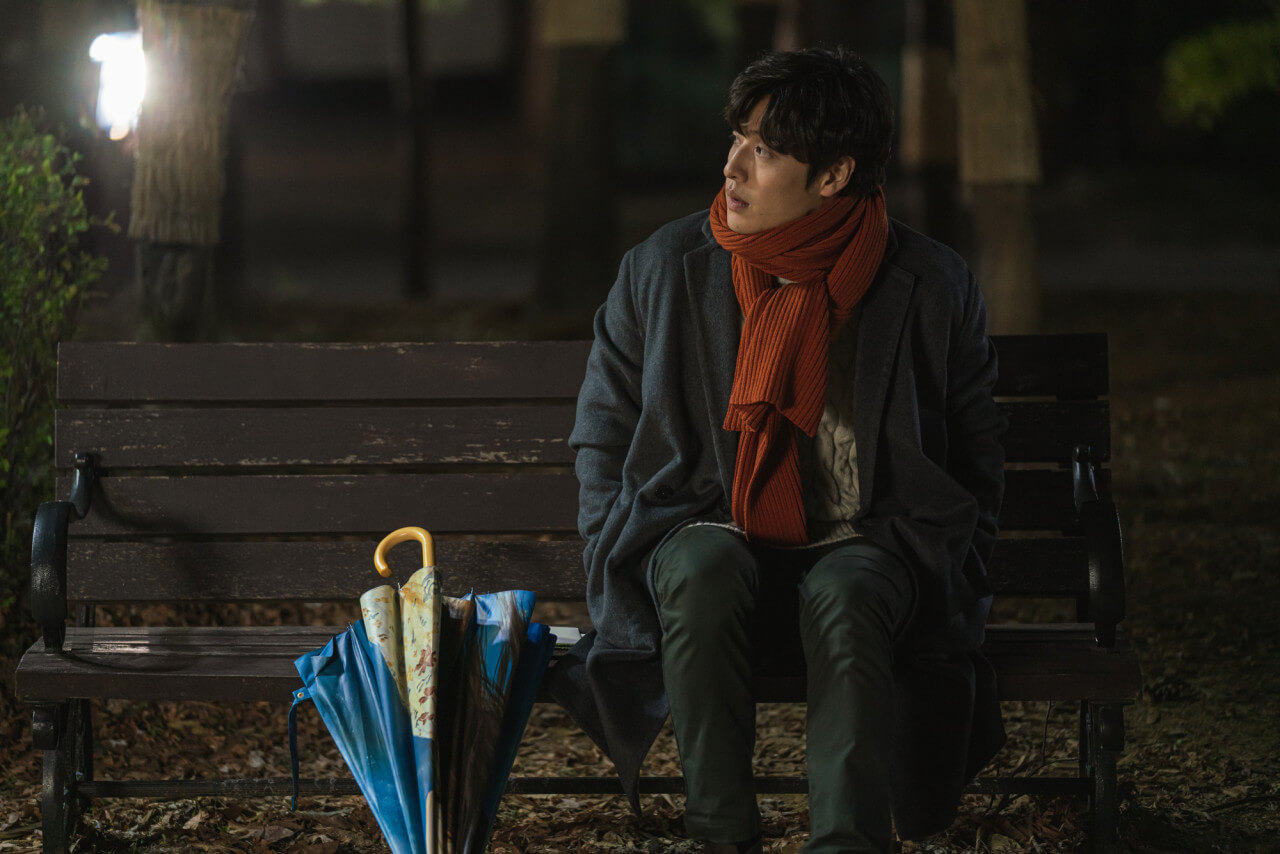 우산과 함께 비가 오길 기다리는 영호