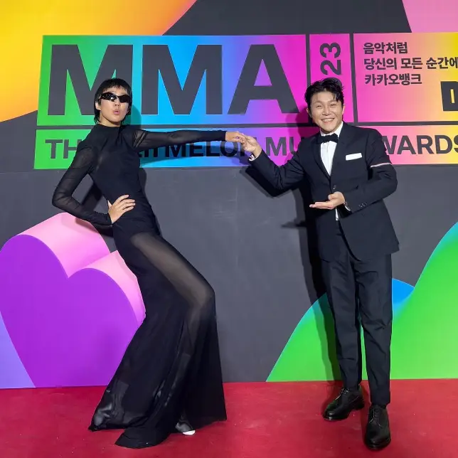 솔로지옥3-
검은색 실크 롱드레스를 입고 포즈를 취하는 홍진경과 검은색 수트를 입고 홍진경의 손을 잡고 있는 조세호