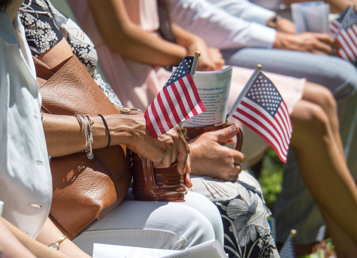 어느 행사에서 미국 국기를 손에 쥐고 있는 사람들