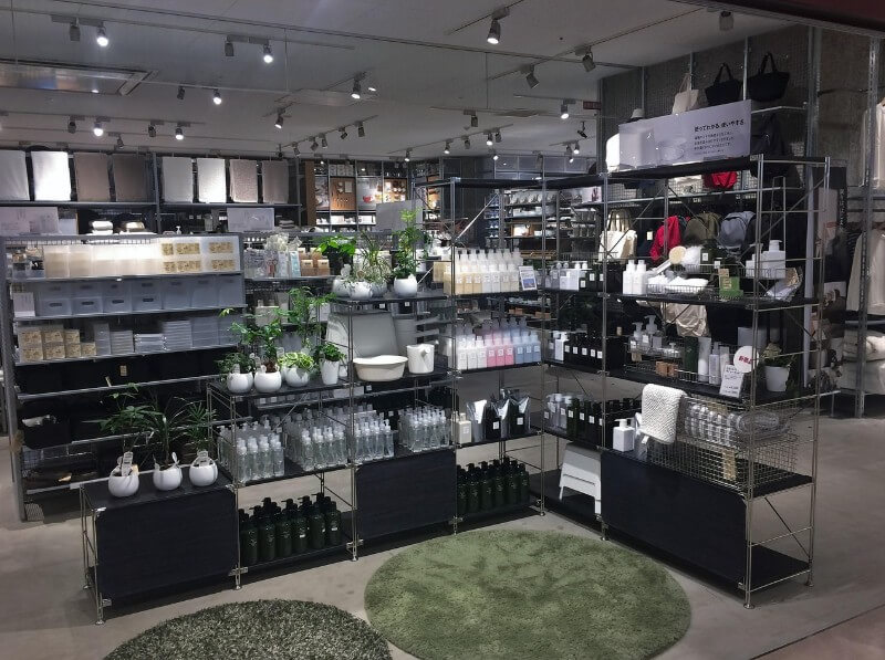 여러 종류의 샴푸와 오일을 판매하는 곳