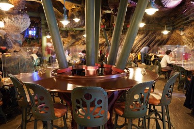 동굴안에 지어진 것 같은 색당 내부 사진