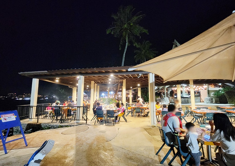 와글와글 즐겁게 식사하는 사람들