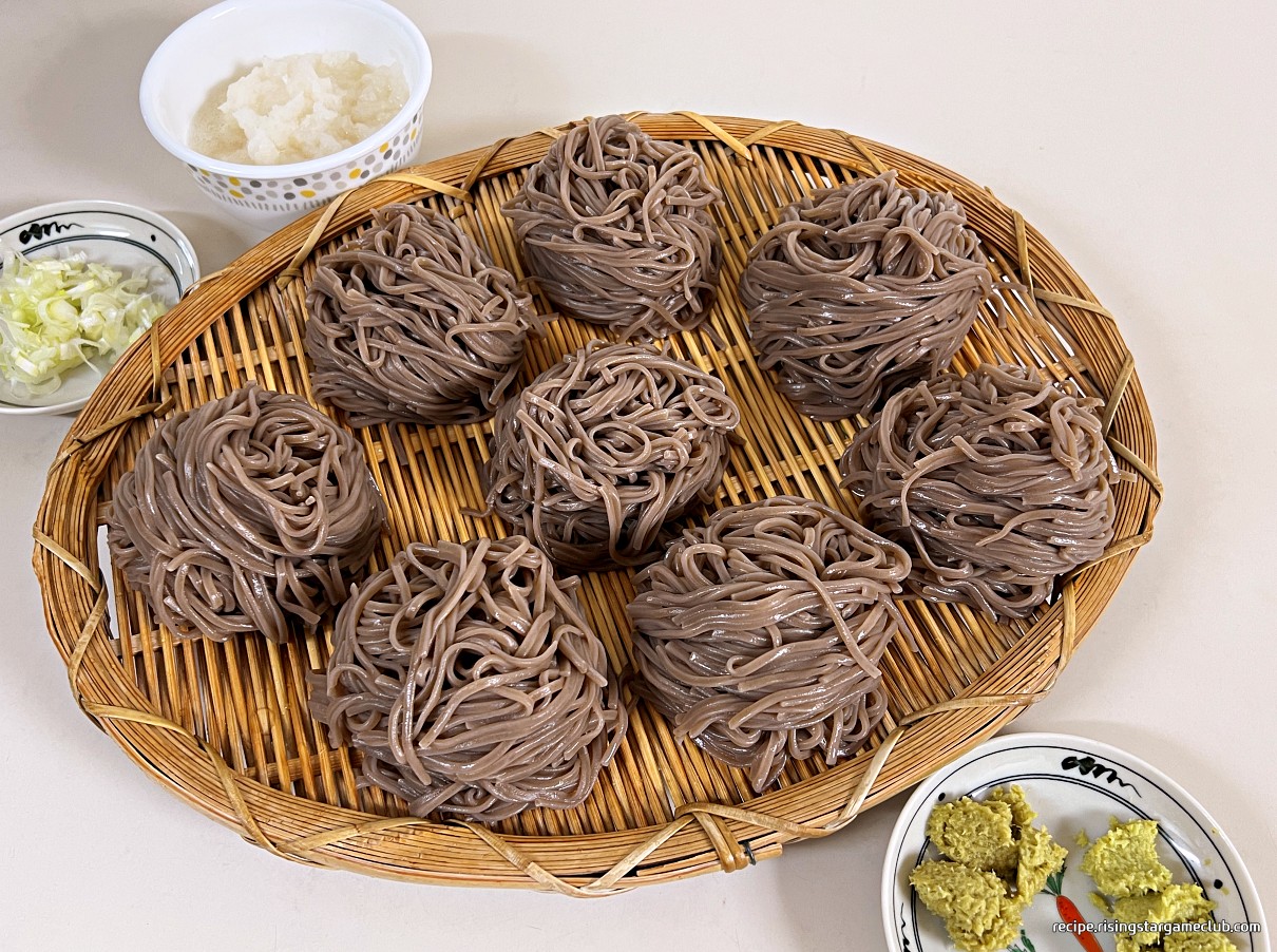 판모밀국수에 들어갈 메밀 생면을 적당한 크리고 말아서 판에 놓은 사진