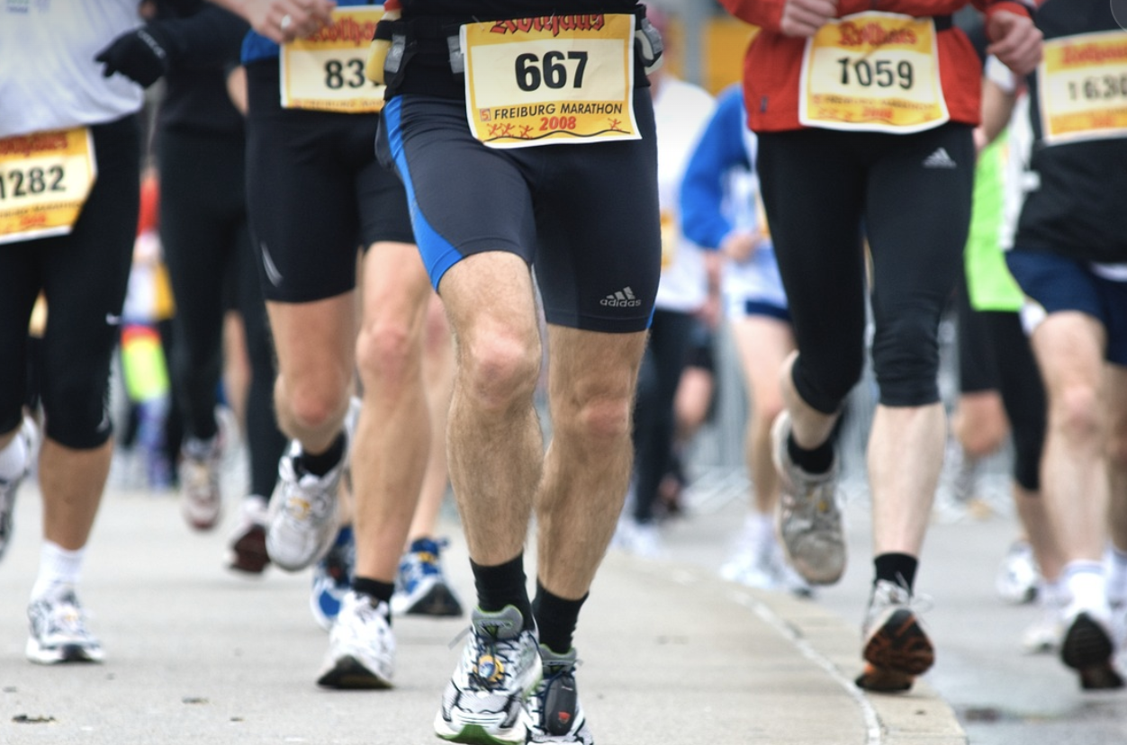 마라톤 대회에서 여러 사람들이 러닝을 하고 있다