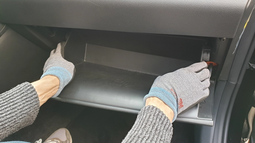 글로브박스 빼는 모습