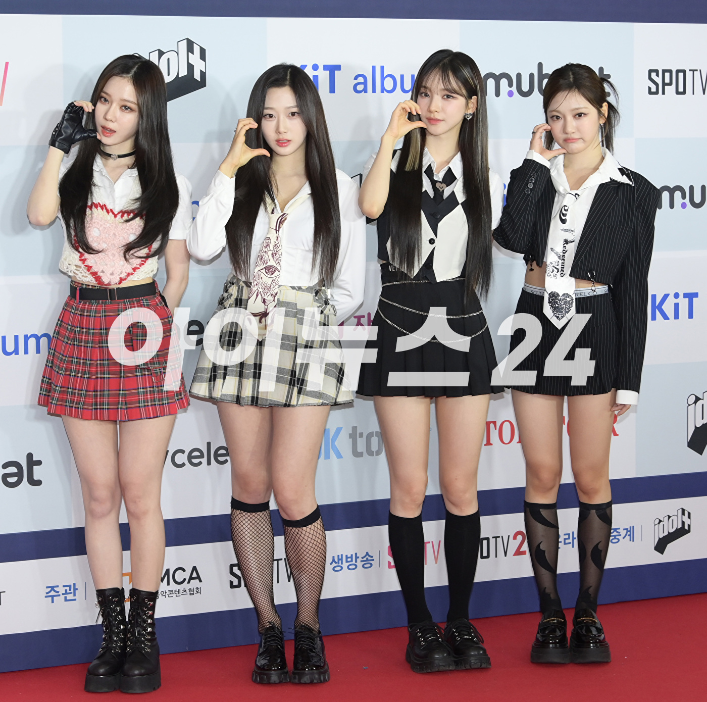 그룹 에스파(aespa)가 18일 오후 서울 송파구 올림픽공원 KSPO DOME에서 열린 '써클차트 뮤직 어워즈 2023' 포토월 행사에 참석하고 있다. [사진=정소희 기자]