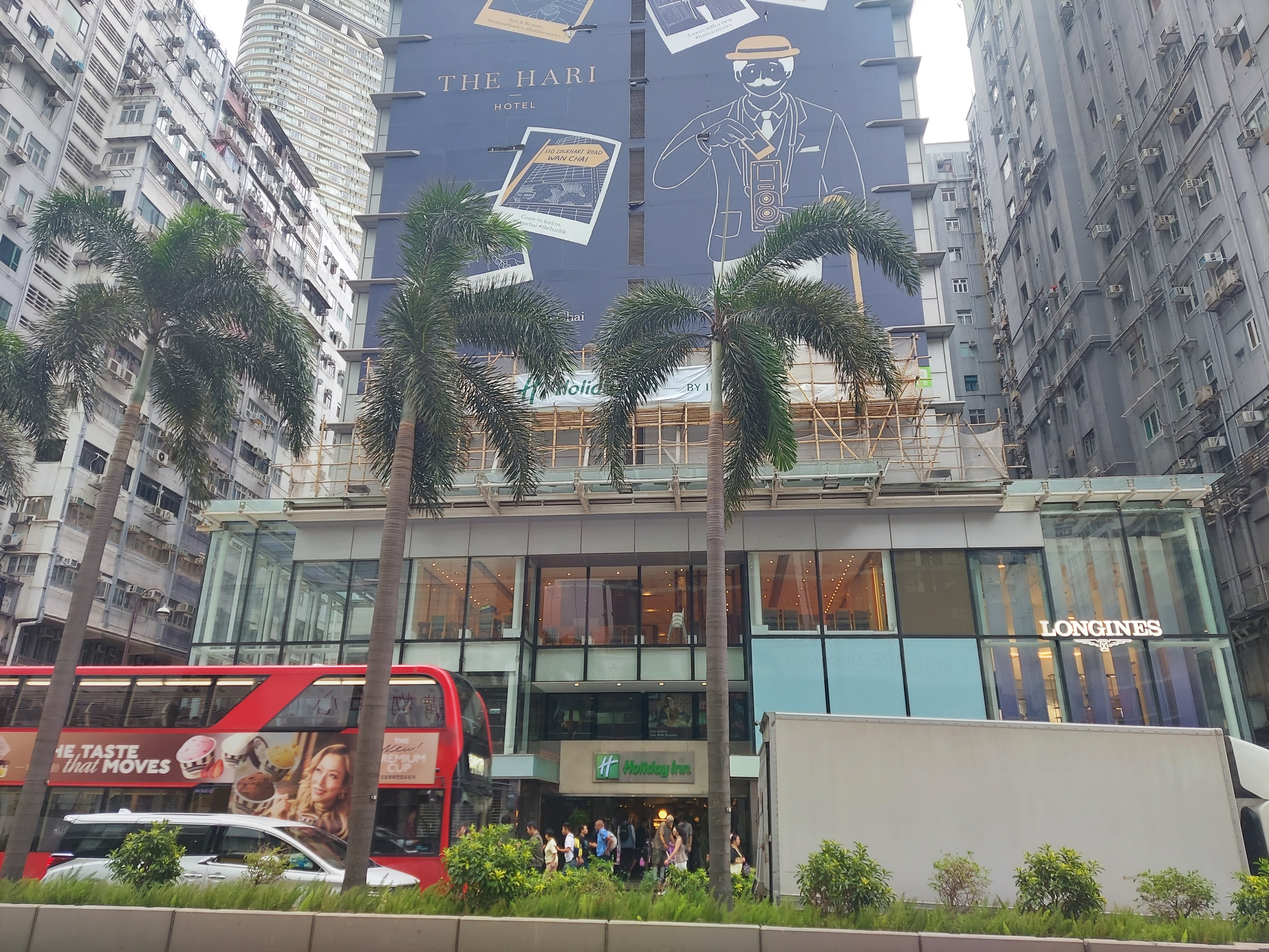 MTR 침사추이역 C1 출구에서 보이는 홀리데이인 골든 호텔